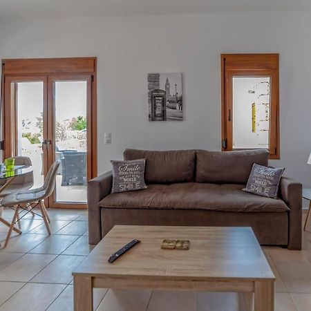 Karena Seaview Villa Gerani  Exterior photo
