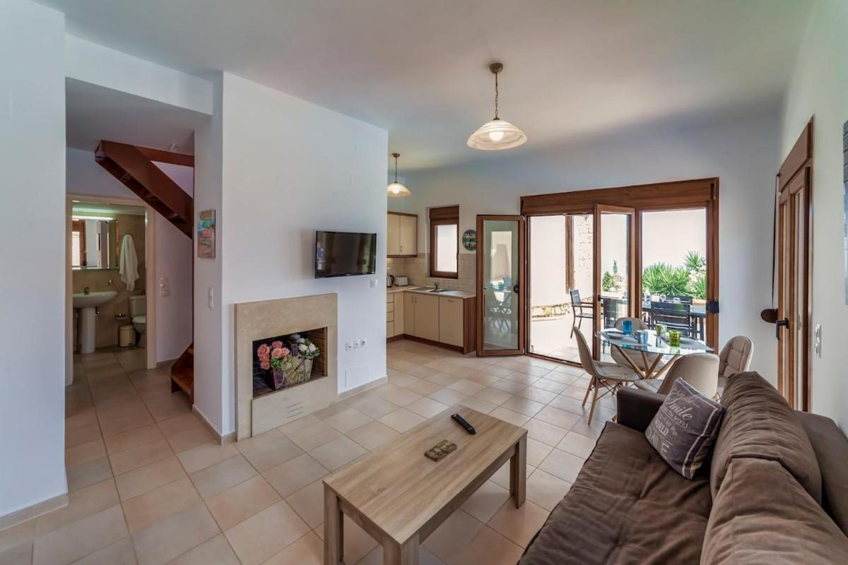 Karena Seaview Villa Gerani  Exterior photo