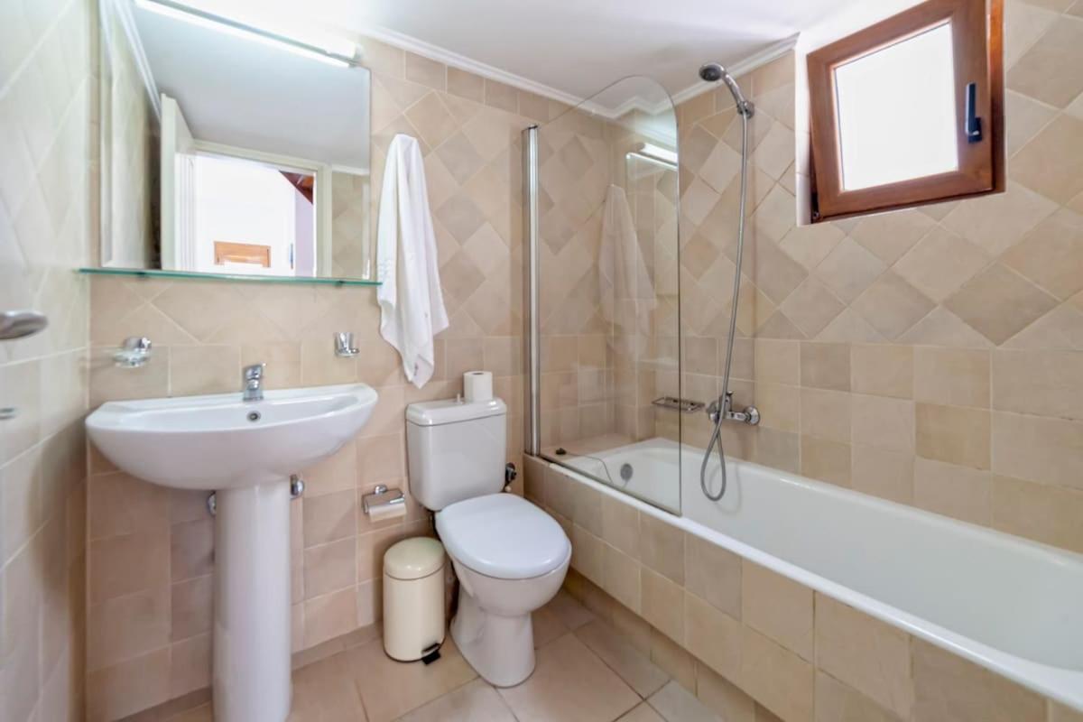 Karena Seaview Villa Gerani  Exterior photo