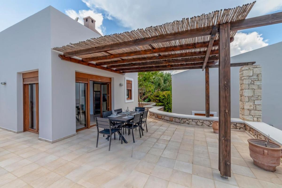 Karena Seaview Villa Gerani  Exterior photo