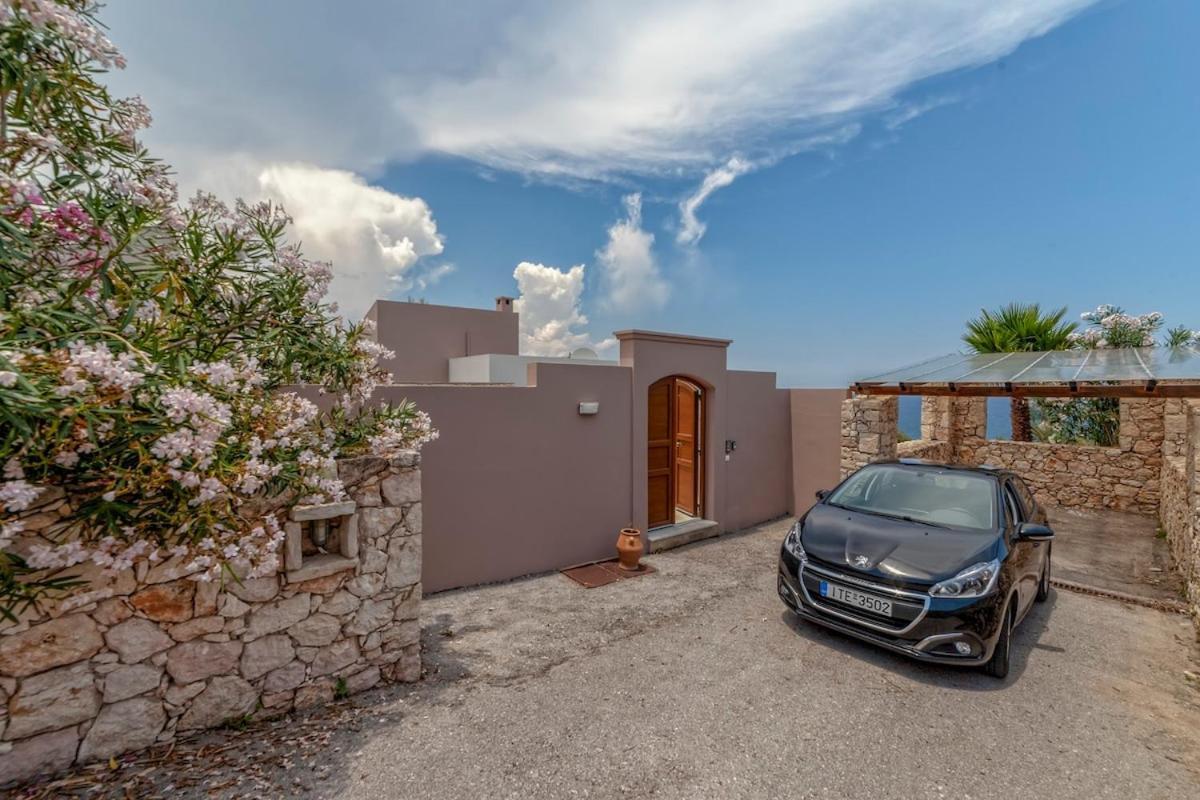 Karena Seaview Villa Gerani  Exterior photo