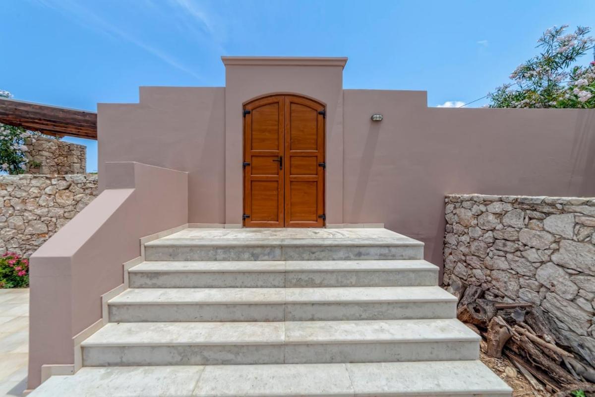 Karena Seaview Villa Gerani  Exterior photo