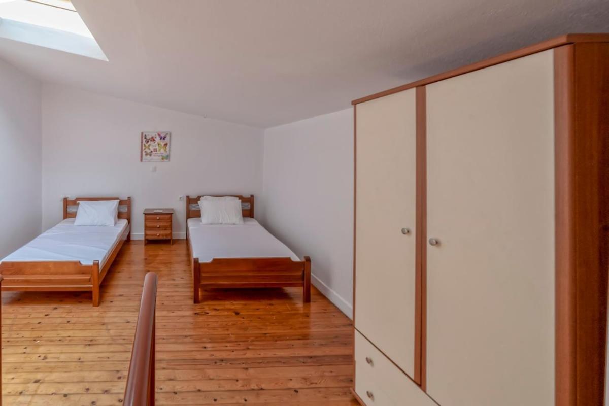 Karena Seaview Villa Gerani  Exterior photo