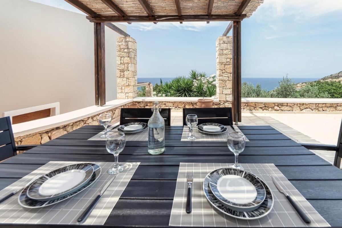 Karena Seaview Villa Gerani  Exterior photo