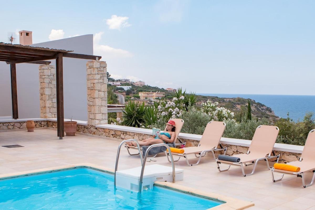 Karena Seaview Villa Gerani  Exterior photo