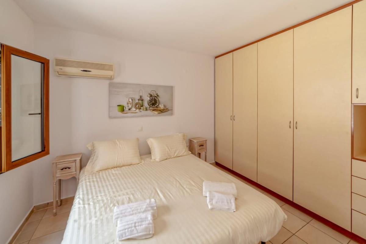 Karena Seaview Villa Gerani  Exterior photo